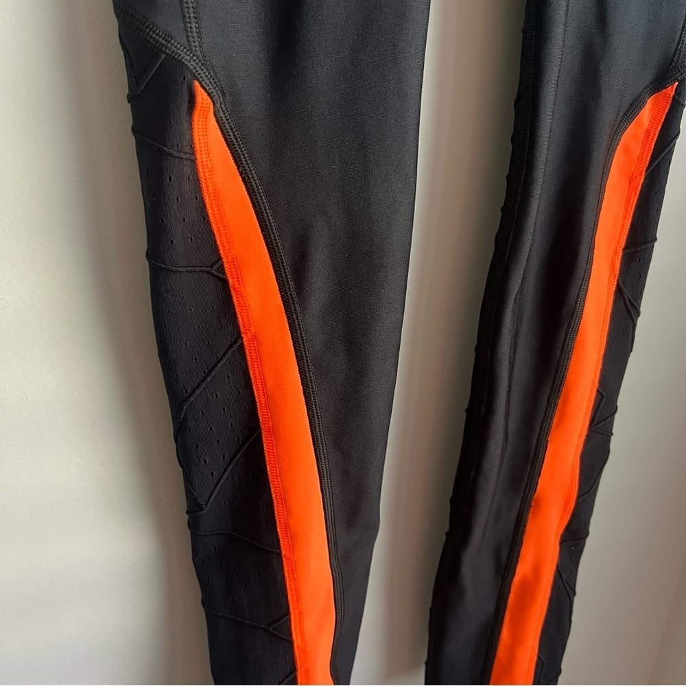 Under Armour HEATGEAR Compression Leggings w/ Cutout Details - Small
